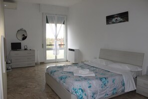 Habitación doble, baño compartido | Escritorio, cunas gratuitas, wifi gratis y ropa de cama 