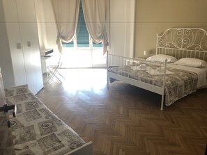 Habitación cuádruple, baño privado | Escritorio, cunas gratuitas, wifi gratis y ropa de cama 