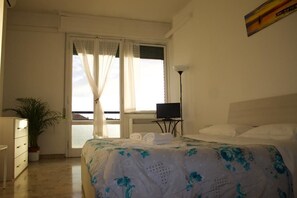 Habitación doble, baño compartido | Escritorio, cunas gratuitas, wifi gratis y ropa de cama