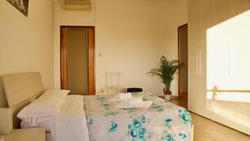 Doppelzimmer, Gemeinschaftsbad | Schreibtisch, kostenlose Babybetten, kostenloses WLAN, Bettwäsche