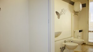 A bathroom with a toilet, bidet, and sink. - MyRoom CenterStation (Bologna)