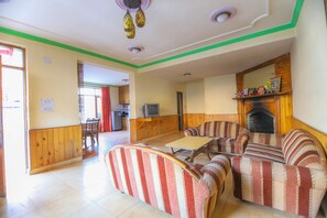 Deluxe Room | Living room - V Resorts New Kalinga Cottage Manali (Manali)