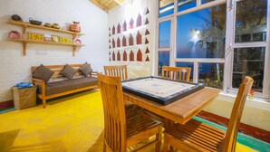 Lobby sitting area - V Resorts Ginseng Kaafal Cottage (Ranikhet)