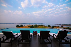 Kolam renang outdoor
