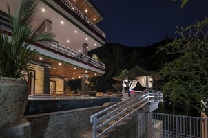 Fachada de la propiedad por la tarde o noche