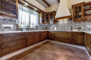 Een koelkast, een microgolfoven, een oven, een vaatwasser