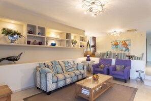 TV, fireplace, stereo