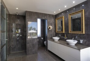 Banheira, secador de cabelo, toalhas de banho