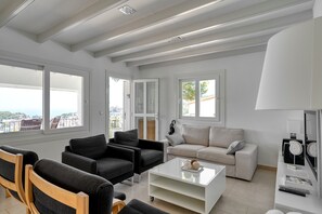 TV, fireplace, books - 3 bedroom Villa with private pool overlooking the harbor & Sea of Puerto Soller (Puerto Soller)