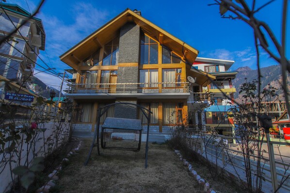 Front of property - V Resorts Heaven Villa Manali (Manali)