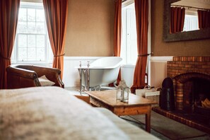 Habitación Deluxe doble | Ropa de cama de alta calidad y decoración individual