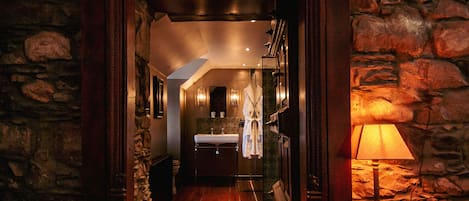 Traditional Suite | Bathroom