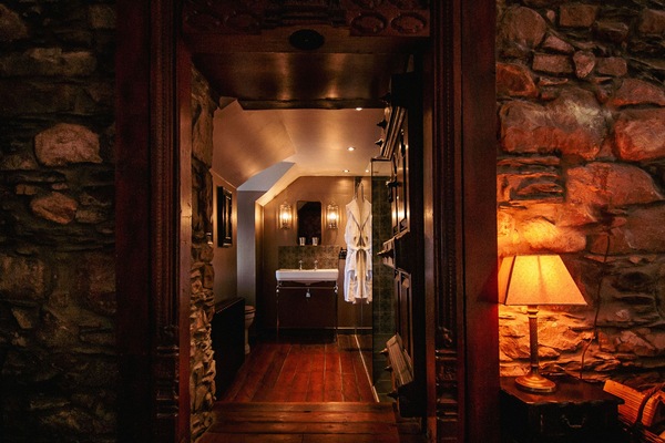 Traditional Suite | Bathroom | Free toiletries, hair dryer, towels, soap