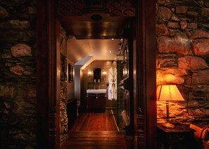 Phòng Suite truyền thống | Phòng tắm | Đồ dùng nhà tắm miễn phí, máy sấy tóc, khăn tắm, xà phòng