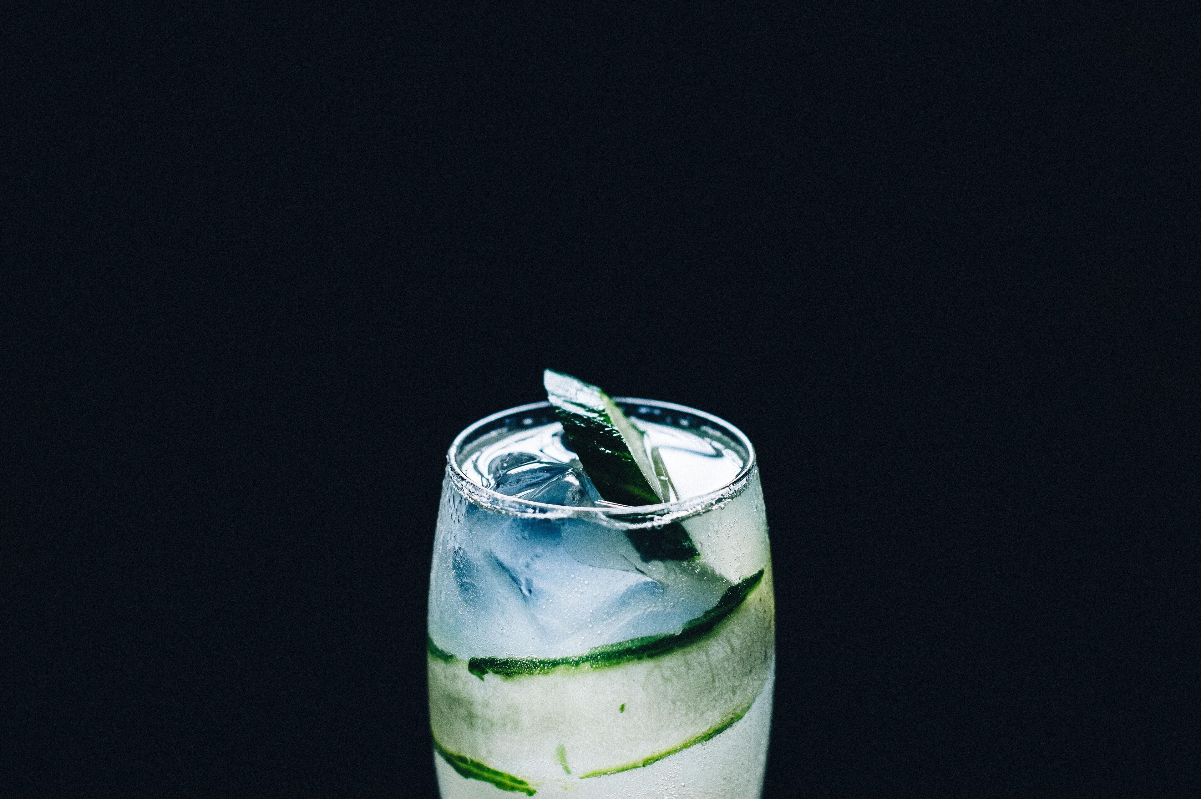Un verre contenant des glaçons et une paille.