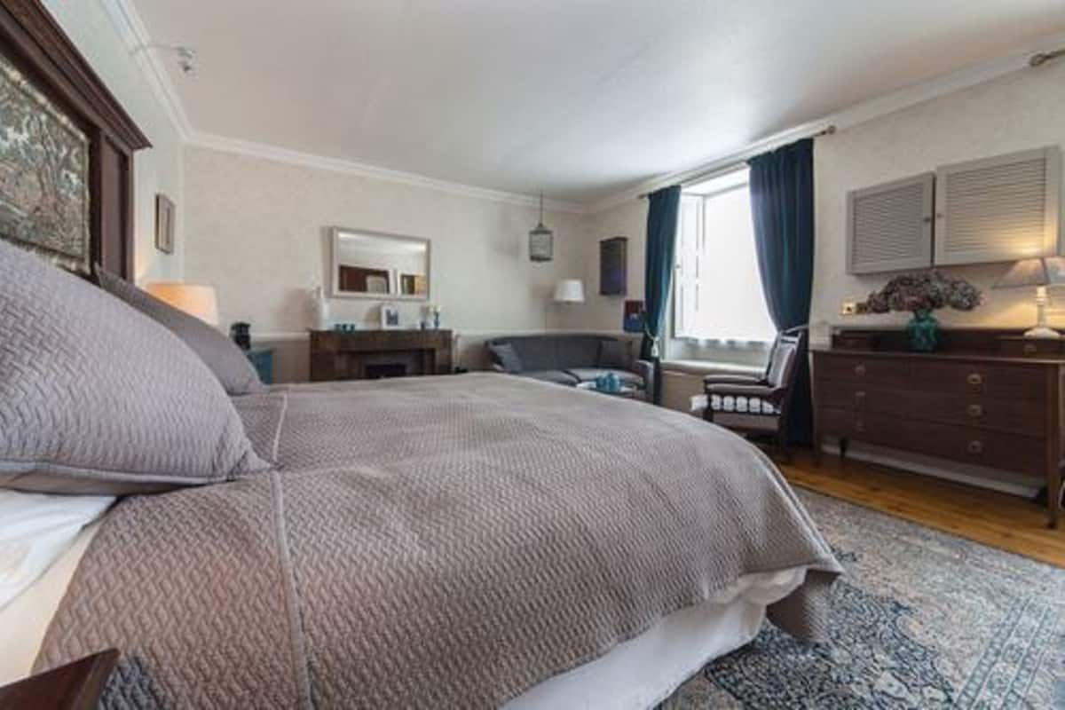 Superior Double Room | Premium bedding, laptop workspace, iron/ironing board, WiFi (free)
