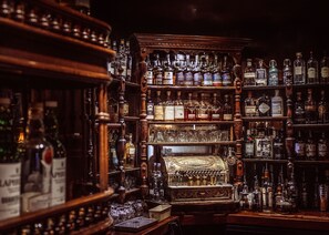 3 bars/lounges, pub