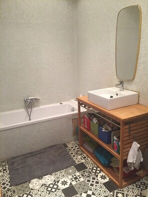 Badewanne, Haartrockner, Handtücher, Toilettenpapier