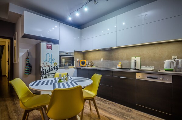 Appartement Deluxe, 1 chambre, non-fumeurs, vue jardin | Restauration dans la chambre