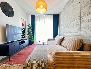 Leilighet – junior, 1 soverom, ikke-røyk, badekar | 1 soverom, strykejern/-brett, wi-fi (inkludert) og sengetøy