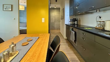 Junior-huoneisto, 1 makuuhuone, tupakointi kielletty, kylpyamme | Yksityinen keittiö | Täysikokoinen jääkaappi, uuni, liesi, astianpesukone