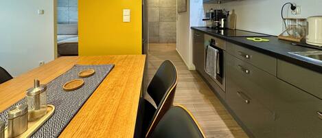 Apartamento júnior, 1 quarto, para não fumantes, banheira | Cozinha privada | Geladeira grande, fogão, cooktop, lava-louças