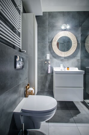 Superior Apartment, 1 Bedroom, Non Smoking, Garden View | Bathroom shower