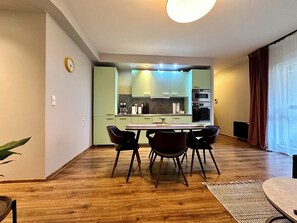 Leilighet – superior, 1 soverom, ikke-røyk, hageutsikt | 1 soverom, strykejern/-brett, wi-fi (inkludert) og sengetøy