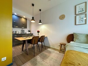 Junior Apartment, 1 Bedroom, Non Smoking, Bathtub | 1 bedroom, iron/ironing board, free WiFi, bed sheets