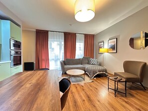 Appartement supérieur, 1 chambre, non-fumeur, vue sur le jardin | 1 chambre, fer et planche à repasser, accès au Wi-Fi (inclus)
