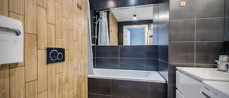 Junior Apartment, 1 Bedroom, Non Smoking, Bathtub | Bathroom