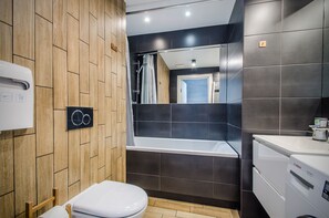 Appartement, 1 chambre, non-fumeurs, baignoire | Salle de bain | Articles de toilette gratuits, sèche-cheveux, serviettes fournies