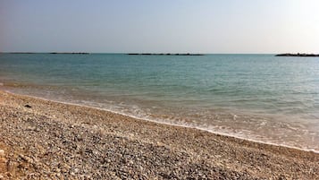 Privat strand, solstolar, parasoller och strandhanddukar