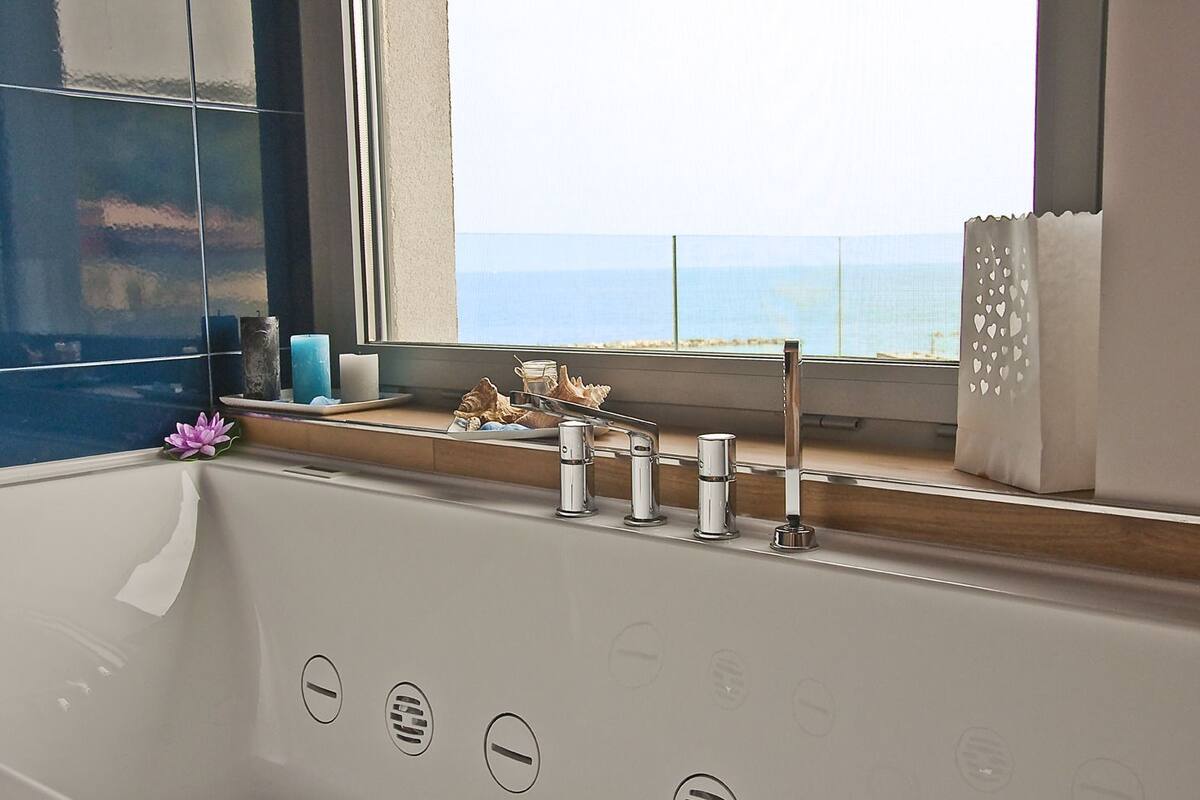 premium studio suite, 1 queen bed, hot tub, sea view | down duvets, in-room safe, individually furnished, desk