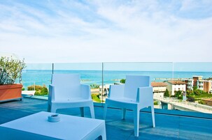 Premium Studio Suite, 1 Queen Bed, Hot Tub, Sea View | Terrace/patio