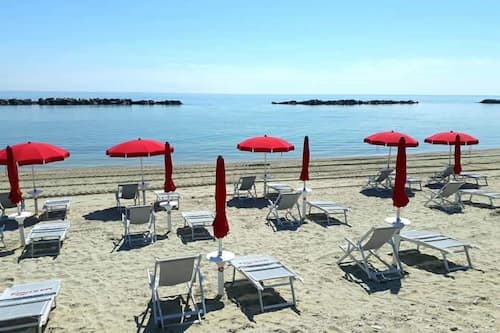 Privatstrand, Liegestühle, Sonnenschirme, Strandtücher