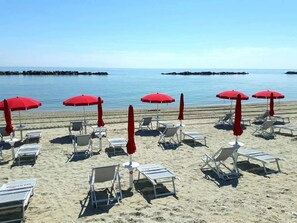 Privat strand, solstolar, parasoller och strandhanddukar