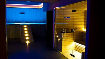 Couples treatment room(s), sauna, hot tub, steam room