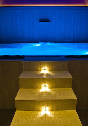 Behandlingsrum för par, bastu, bubbelpool och ångbastu