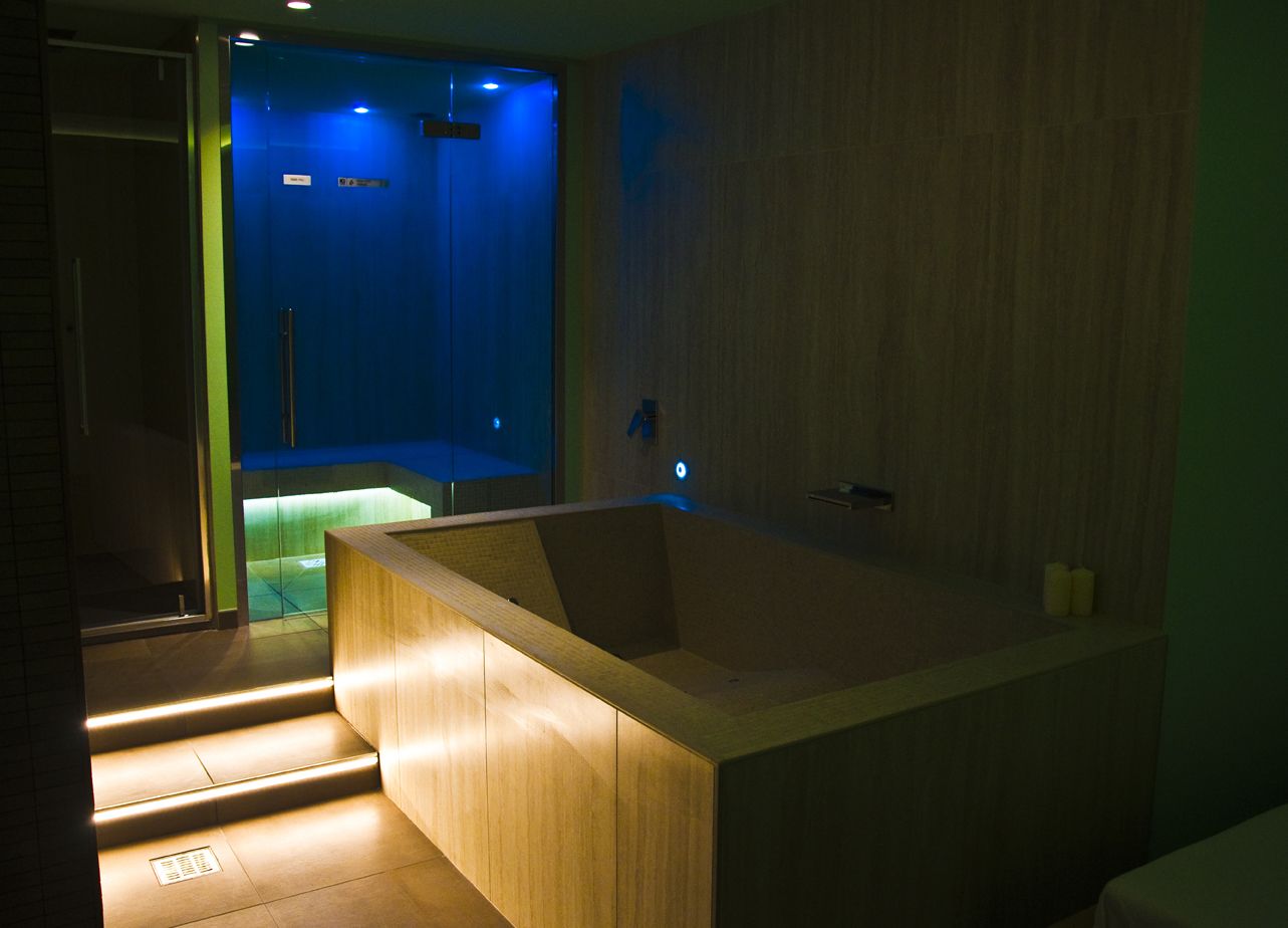 Behandlungsräume für Paare, Sauna, Whirlpool, Dampfbad