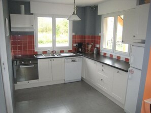 ثلاجة، ميكروويف، غسالة أطباق