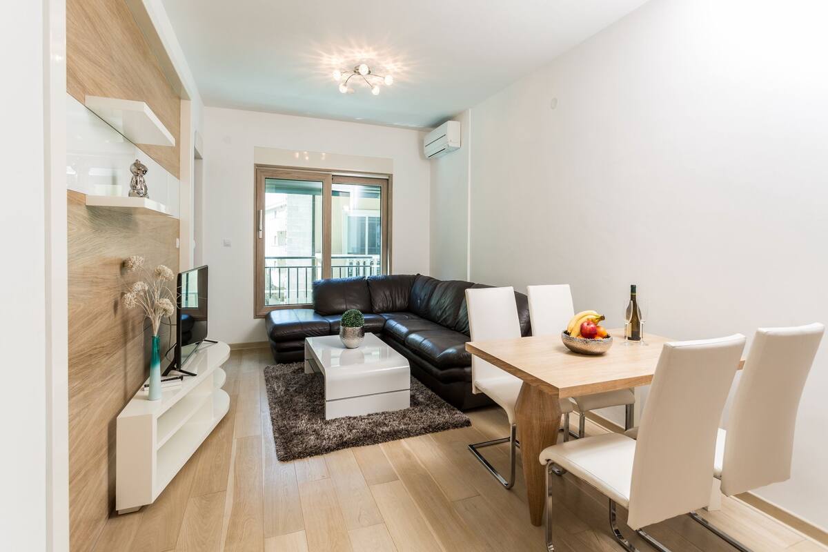 LĂ€genhet Deluxe - 1 sovrum | Vardagsrum | LCD-tv