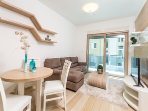 Deluxe Apartment, 2 Bedrooms | Living room | LCD TV - Apartmani Vujanović (Pržno)