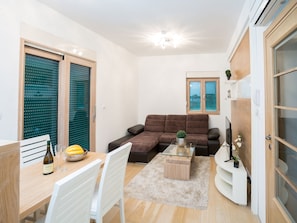 Deluxe Apartment, 2 Bedrooms, Terrace | Living room | LCD TV - Apartmani Vujanović (Pržno)