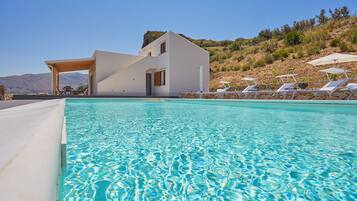 Kolam renang outdoor musiman, dengan kursi berjemur