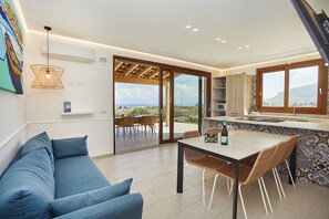 Villa, 2 Schlafzimmer | Wohnbereich | Flachbildfernseher