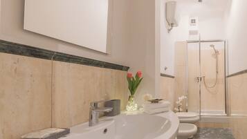 Căn hộ | Phòng tắm | Buồng tắm vòi sen, máy sấy tóc, chậu vệ sinh/vòi rửa, khăn tắm