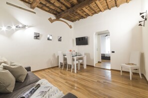 Apartment | Living area | Flat-screen TV - Signoria Imperial (Florence)