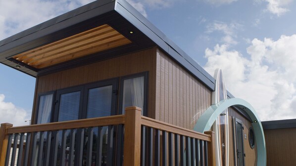 Deluxe-huone, useita sänkyjä | 1 makuuhuone, ylelliset vuodevaatteet, vauvansängyt