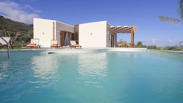 Kolam renang terbuka, payung kolam, kerusi lepak pantai